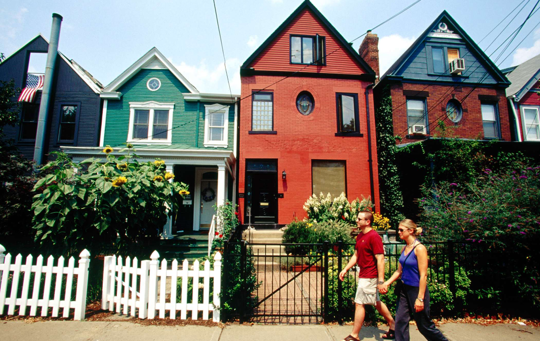 A couple enjoying a Pittsburgh neighborhood

